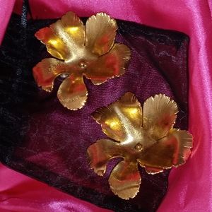 Gorgeous golden flower earrings